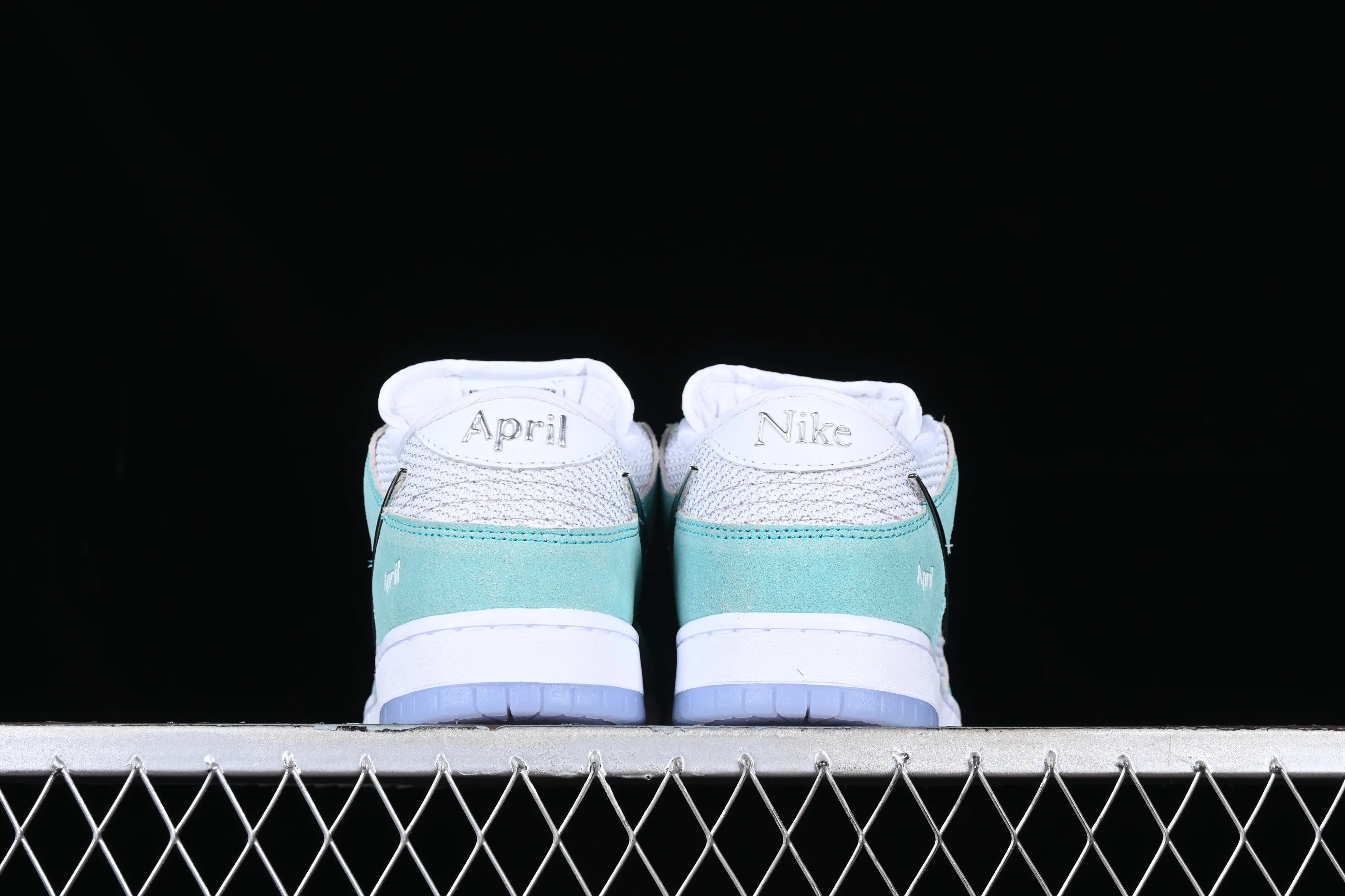 All categories Nk SB Dunk Series Nk SB Dunk Low low-top sneakers April Skateboards x Nk SB Dunk Low joint model Frozen Rose SB smashed backboard fashion casual sneakers FD2562-400